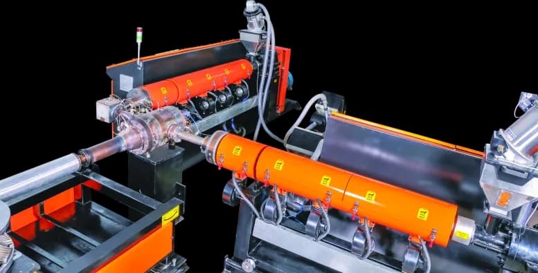 Extruder feeding the corrugator of a double wall cable conduit line