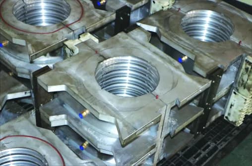 Cavity blocks inside the drainage corrugator